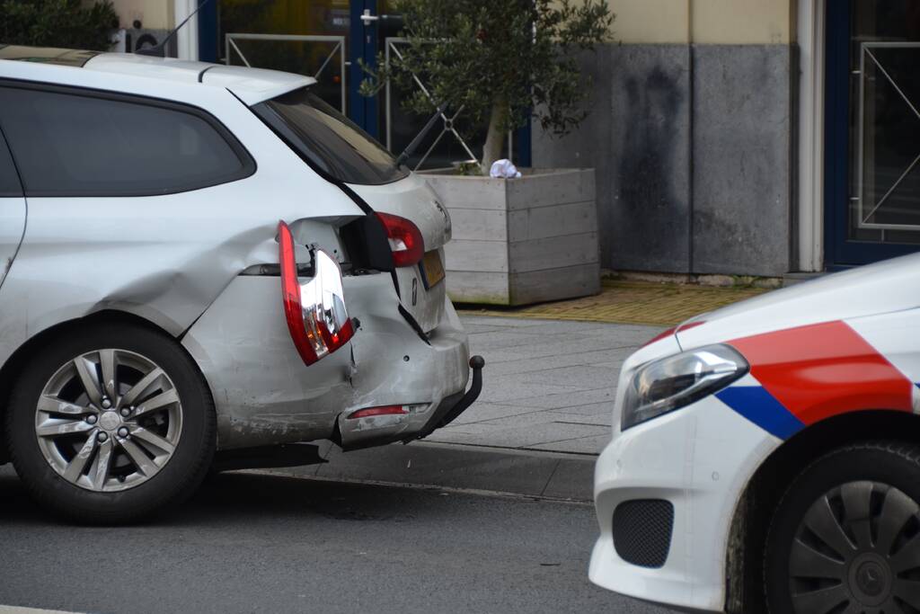Veel schade bij aanrijding tussen twee auto's