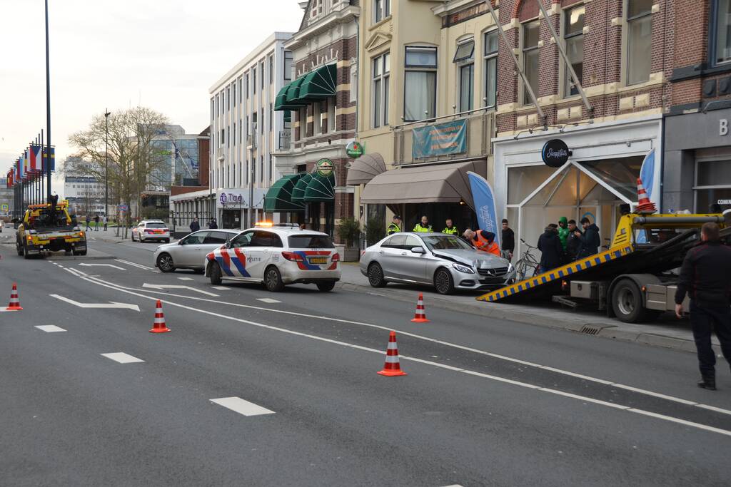 Veel schade bij aanrijding tussen twee auto's
