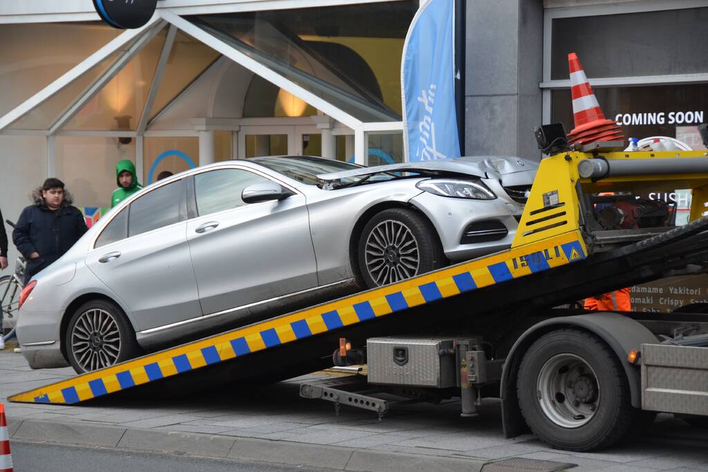 Veel schade bij aanrijding tussen twee auto's