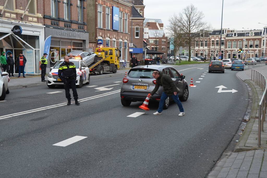 Veel schade bij aanrijding tussen twee auto's