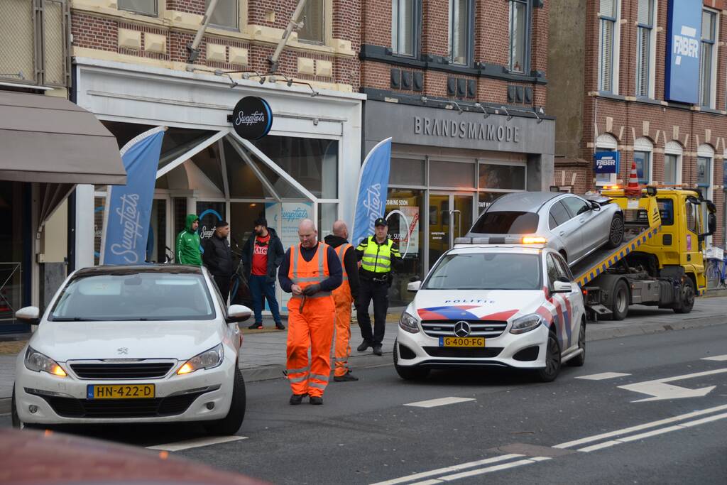 Veel schade bij aanrijding tussen twee auto's