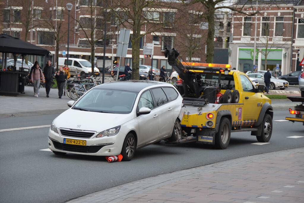 Veel schade bij aanrijding tussen twee auto's