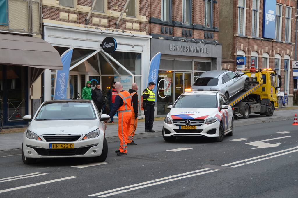 Veel schade bij aanrijding tussen twee auto's