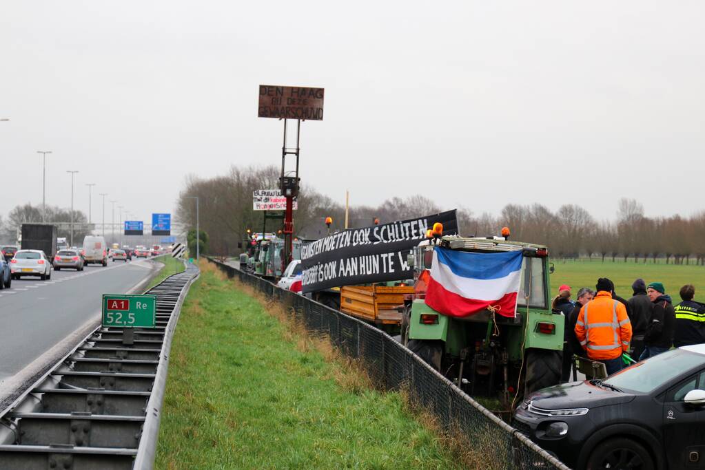 Boeren houden flashmob demonstratie langs snelweg