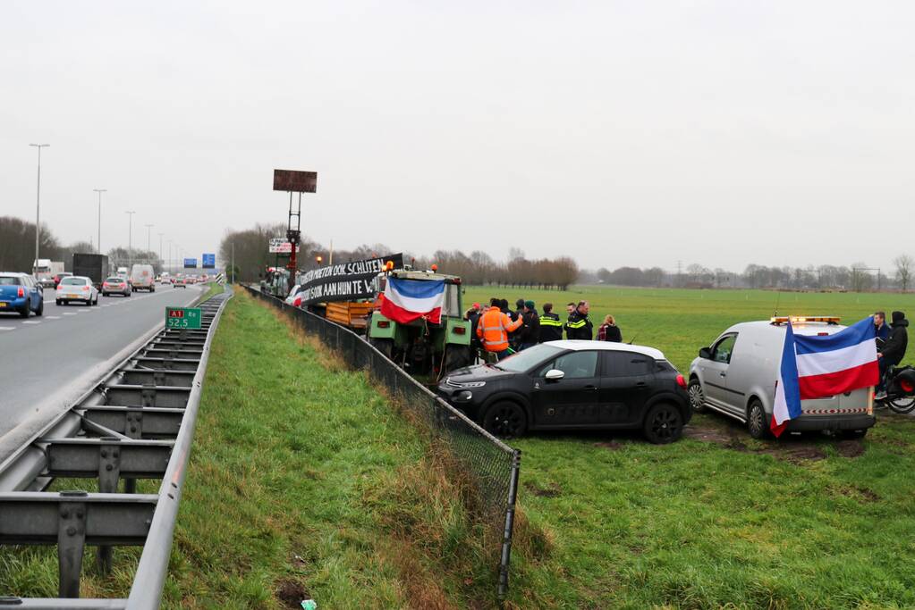 Boeren houden flashmob demonstratie langs snelweg