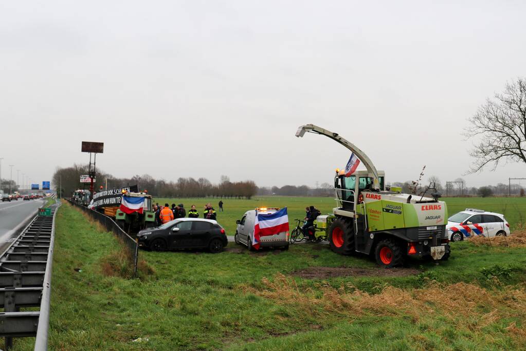 Boeren houden flashmob demonstratie langs snelweg