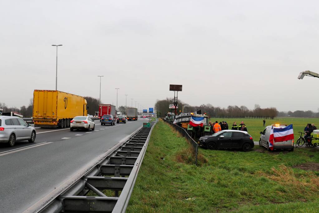 Boeren houden flashmob demonstratie langs snelweg