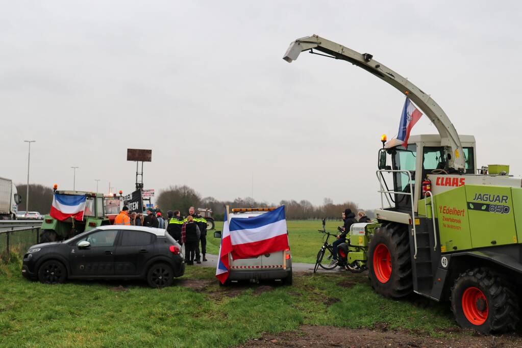 Boeren houden flashmob demonstratie langs snelweg