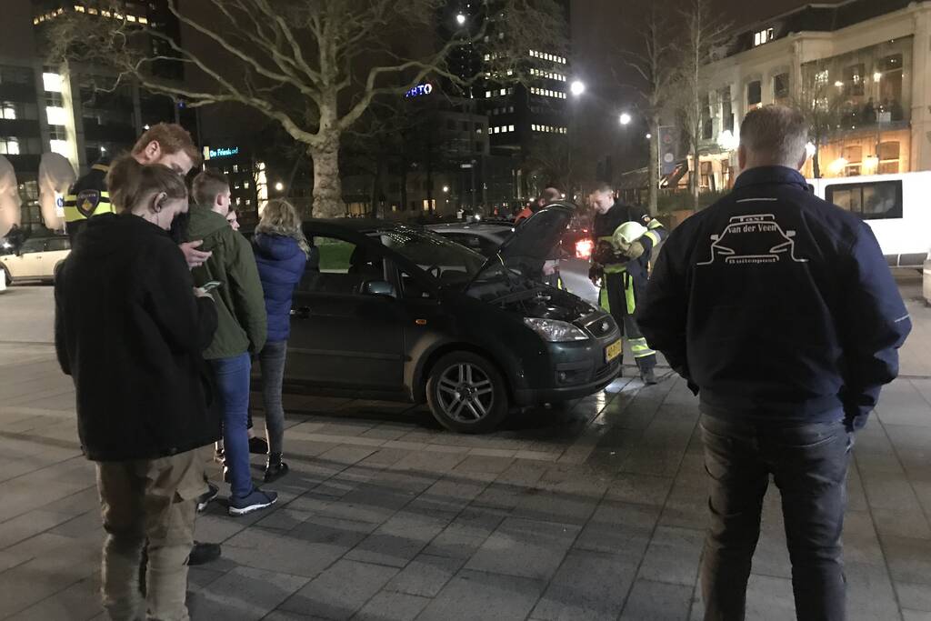 Brandweer inspecteert auto na brand