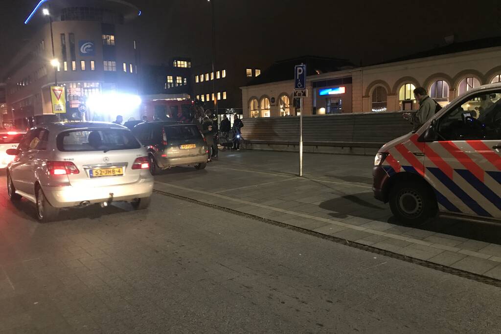 Brandweer inspecteert auto na brand