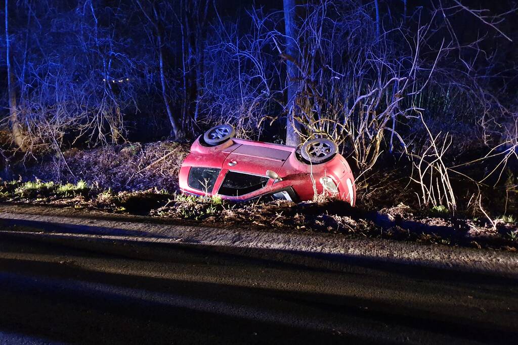 Brommobiel op de kop in sloot