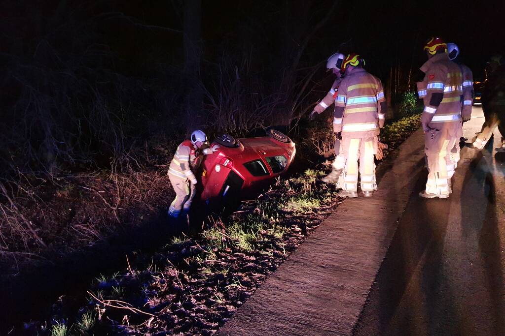 Brommobiel op de kop in sloot