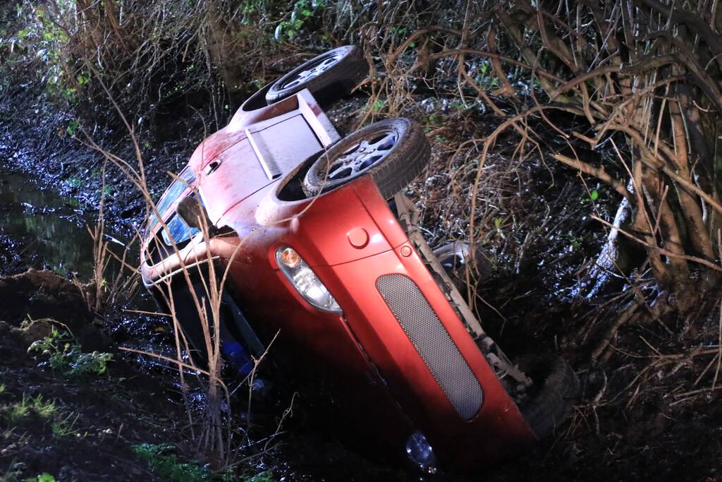 Brommobiel op de kop in sloot