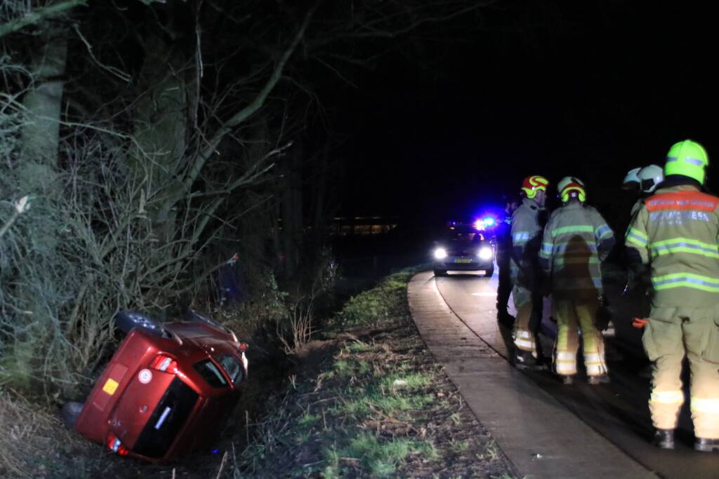Brommobiel op de kop in sloot