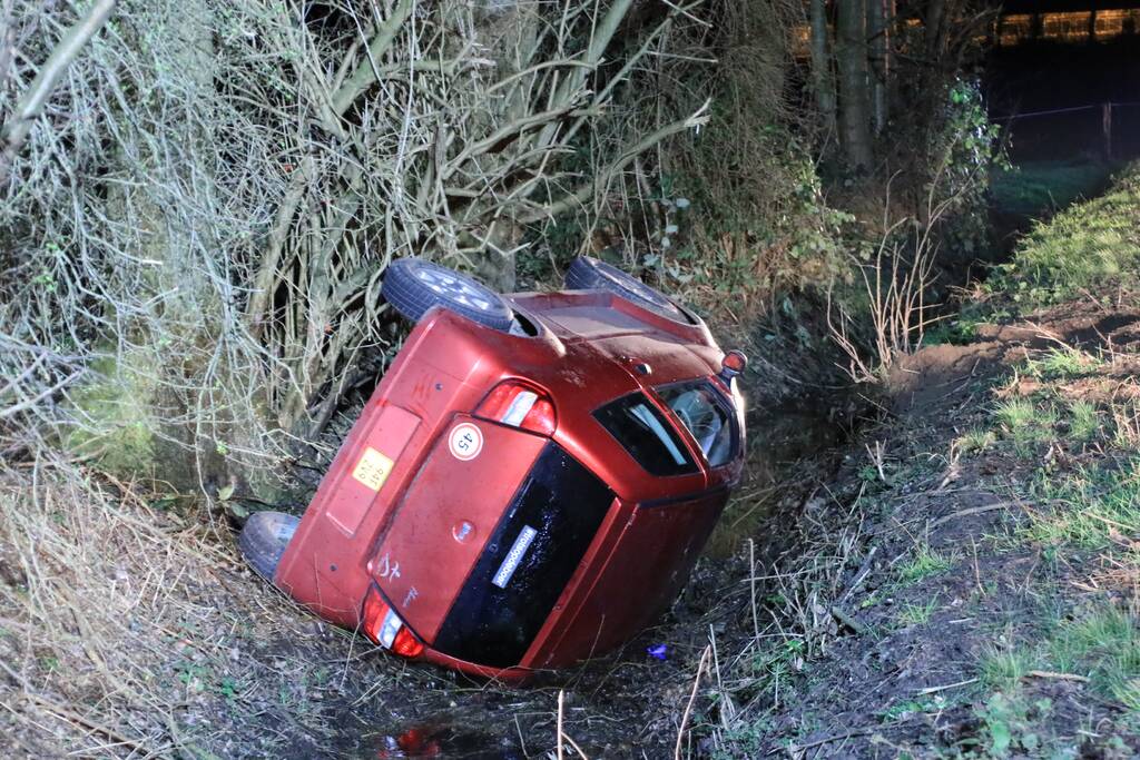 Brommobiel op de kop in sloot