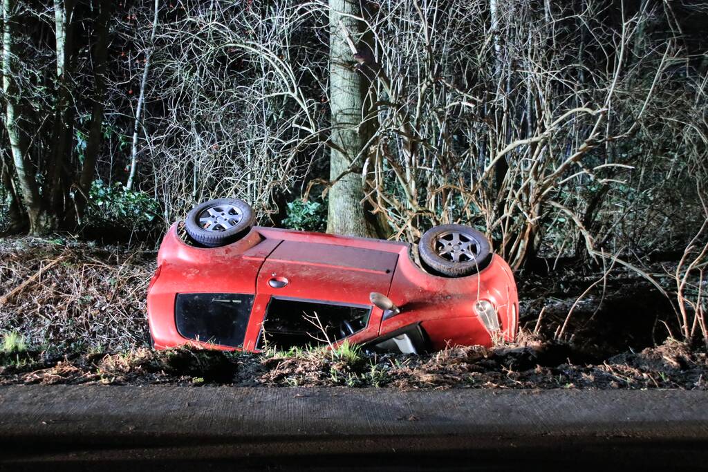 Brommobiel op de kop in sloot