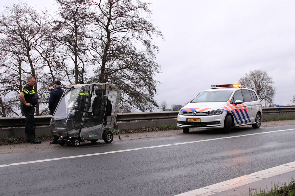 Bejaarde met brommobiel van oprit snelweg gehaald