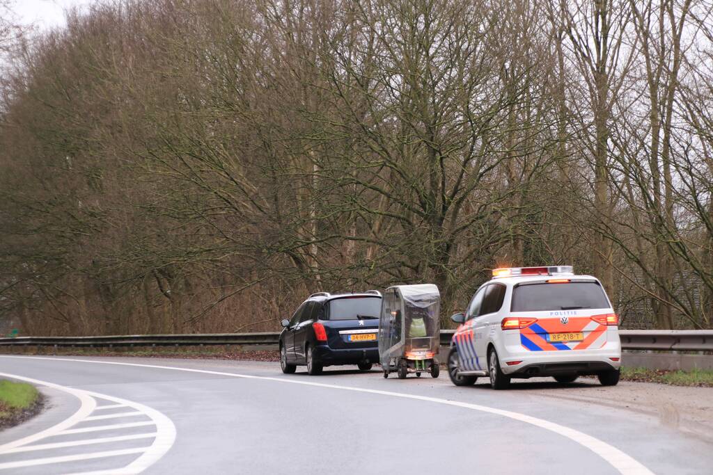 Bejaarde met brommobiel van oprit snelweg gehaald