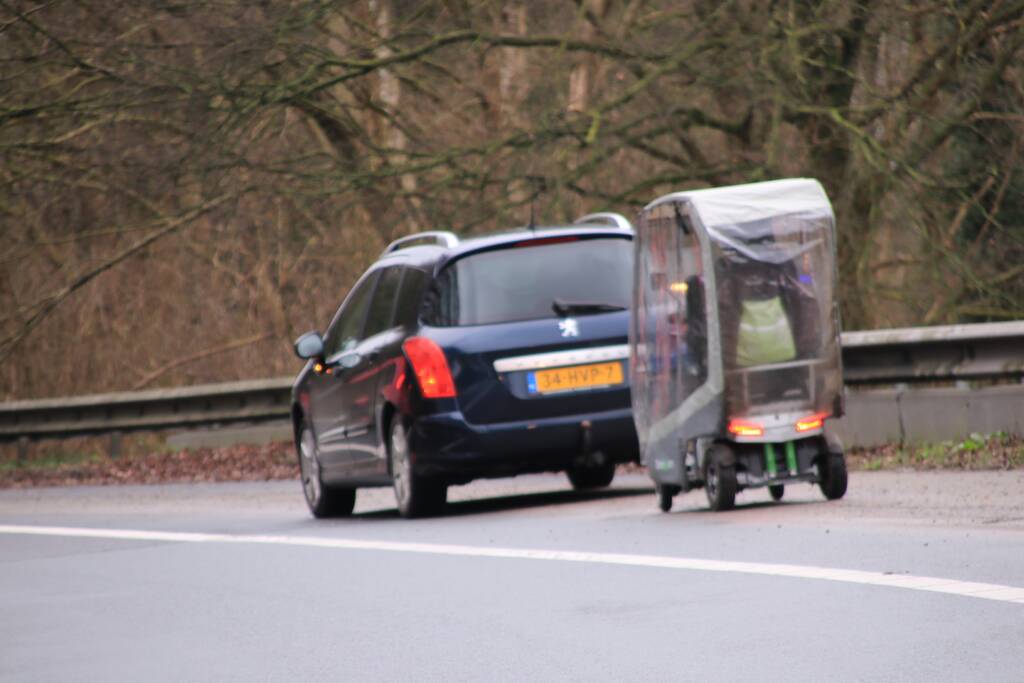 Bejaarde met brommobiel van oprit snelweg gehaald