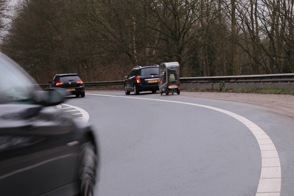 Bejaarde met brommobiel van oprit snelweg gehaald