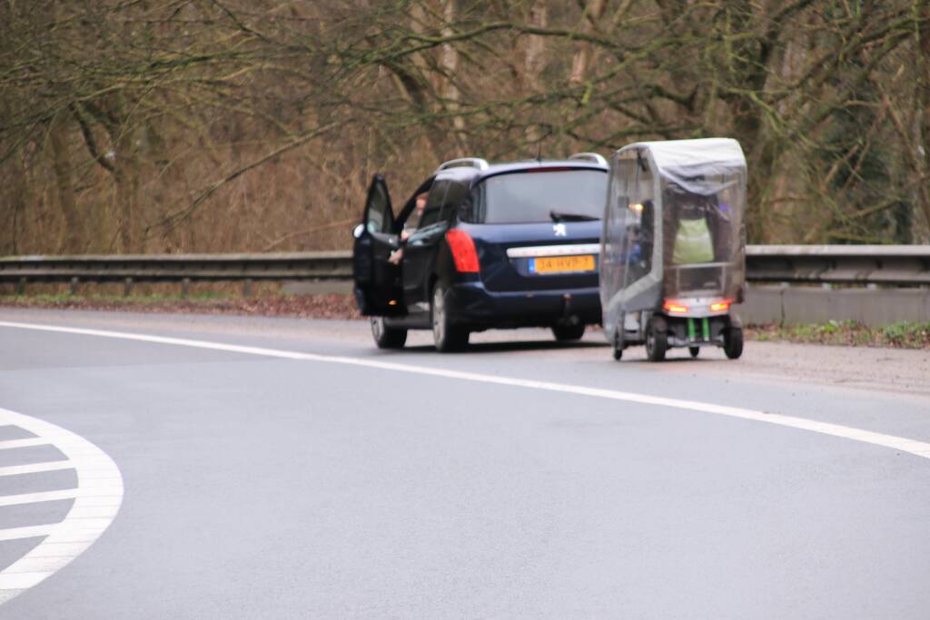 Bejaarde met brommobiel van oprit snelweg gehaald