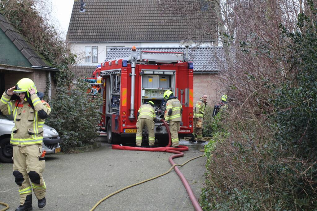 Brand in schuur achter woning