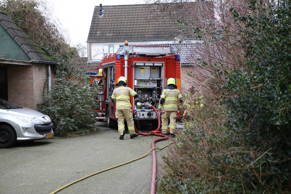 Brand in schuur achter woning