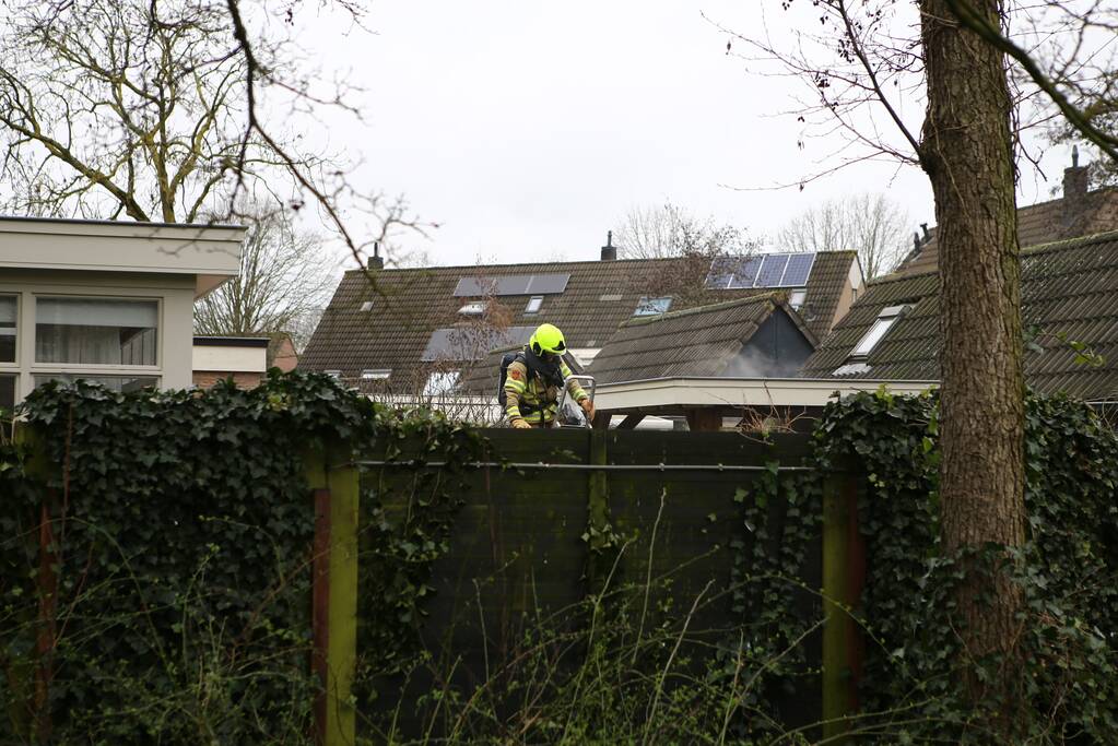 Brand in schuur achter woning