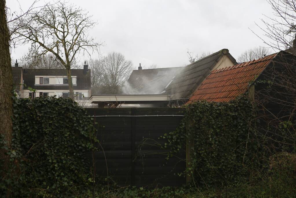 Brand in schuur achter woning