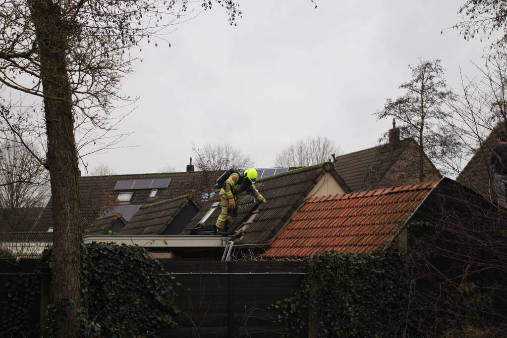 Brand in schuur achter woning