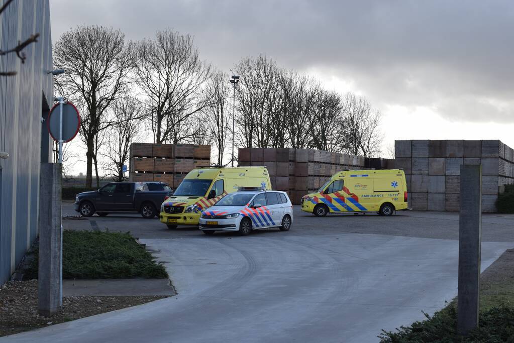 Persoon zwaargewond na ongeval in loods