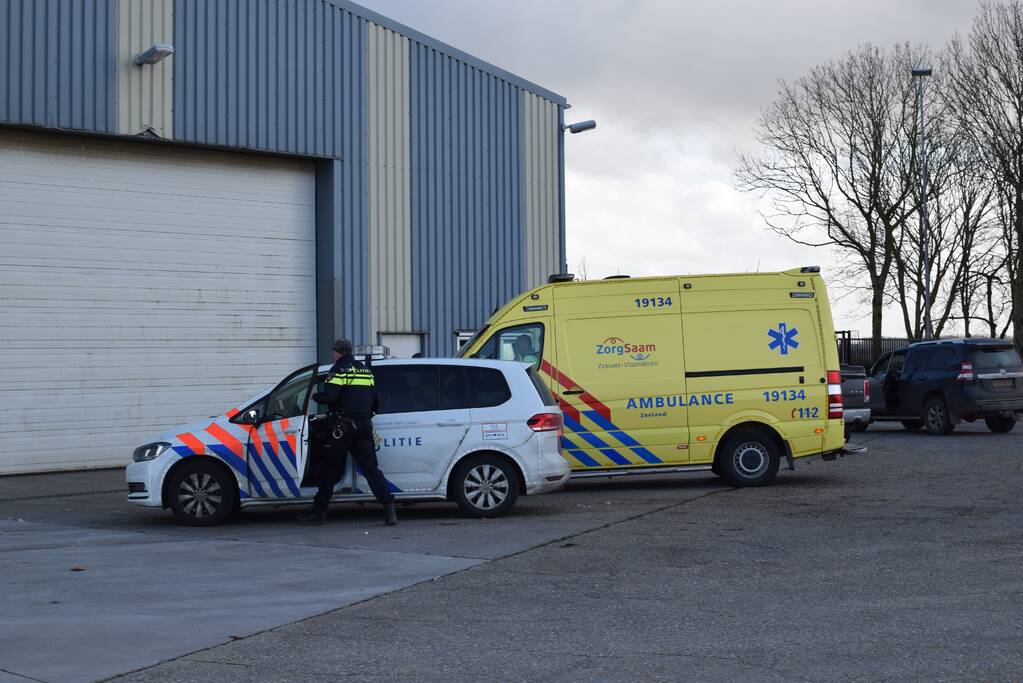 Persoon zwaargewond na ongeval in loods