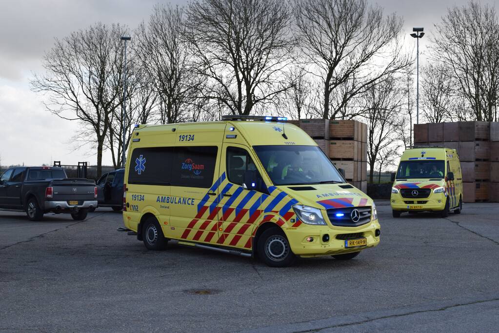 Persoon zwaargewond na ongeval in loods
