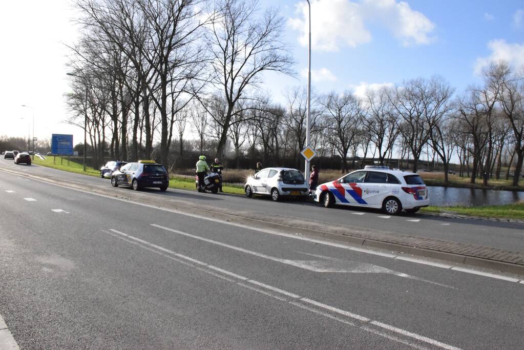 Twee personenauto's rijden door na ongeval