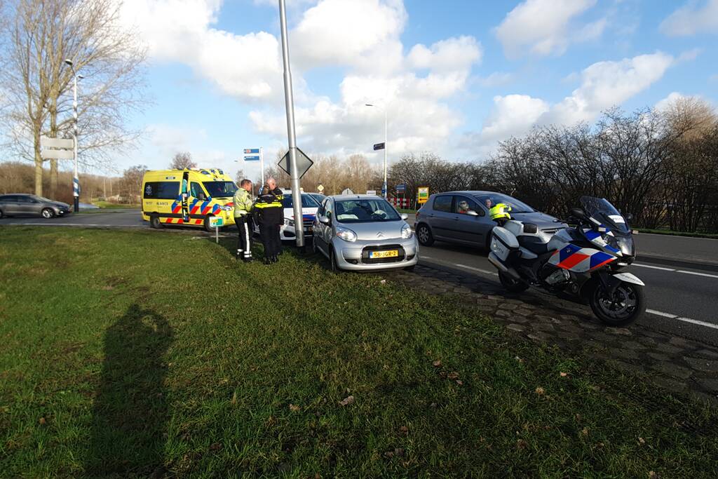Twee personenauto's rijden door na ongeval