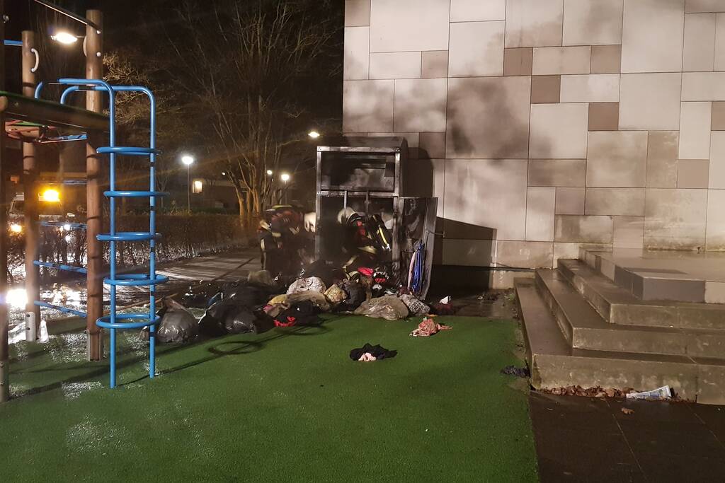 Kleding container vat vlam tegen schoolgebouw
