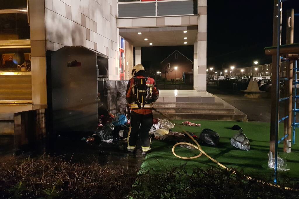 Kleding container vat vlam tegen schoolgebouw