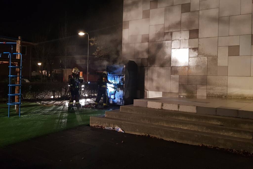 Kleding container vat vlam tegen schoolgebouw