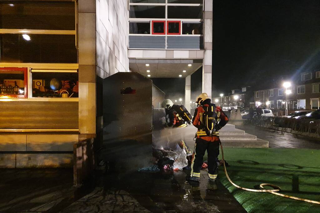 Kleding container vat vlam tegen schoolgebouw