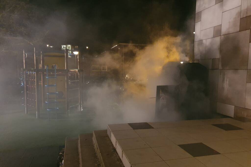 Kleding container vat vlam tegen schoolgebouw