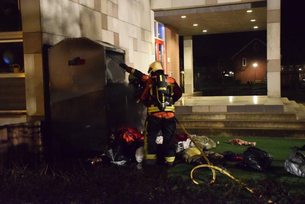 Kleding container vat vlam tegen schoolgebouw