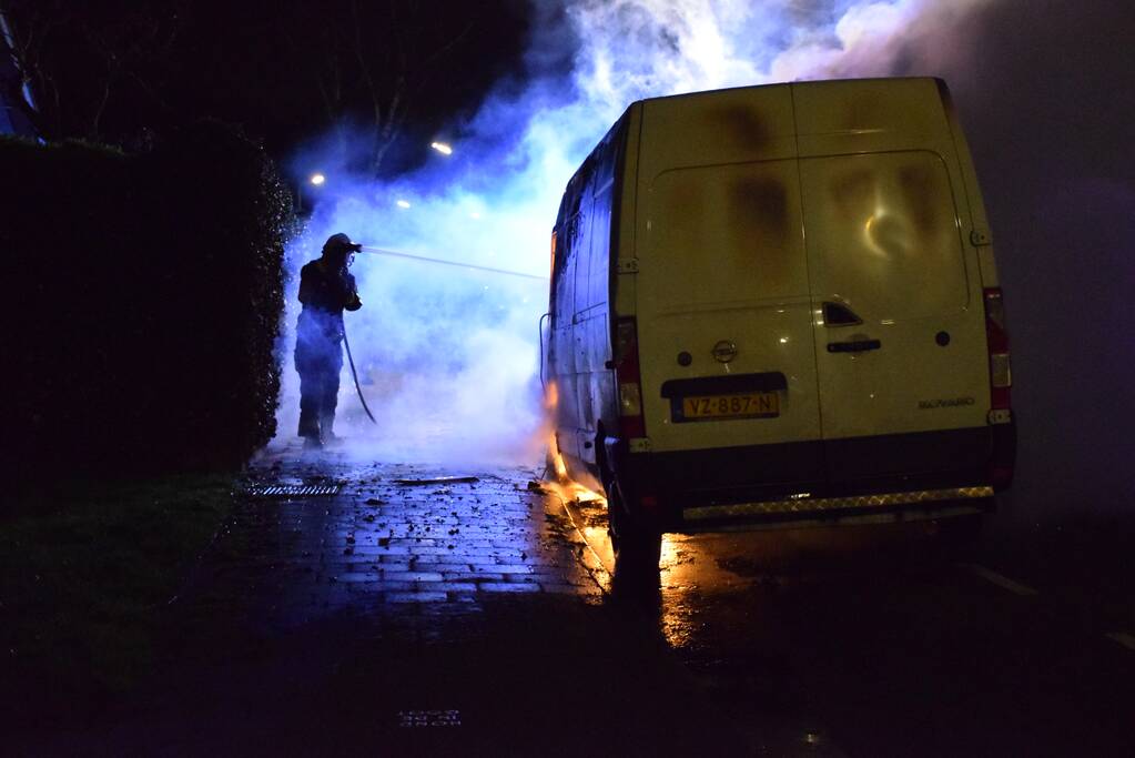 Bestelbus gaat in vlammen op