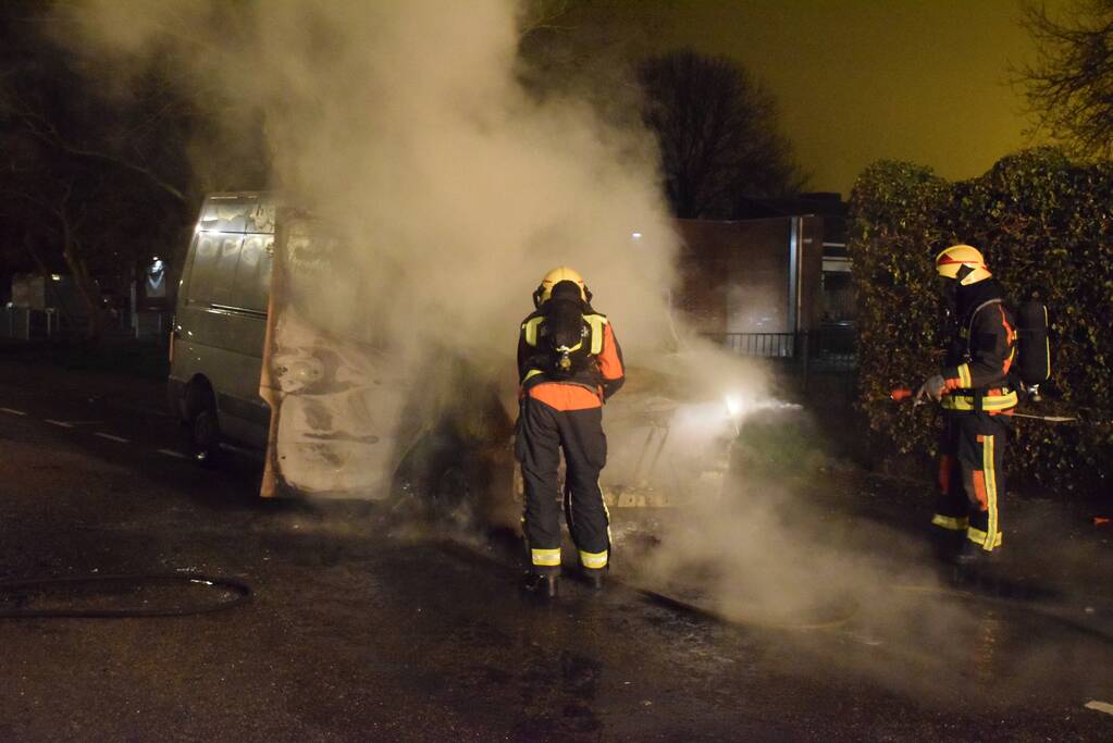 Bestelbus gaat in vlammen op