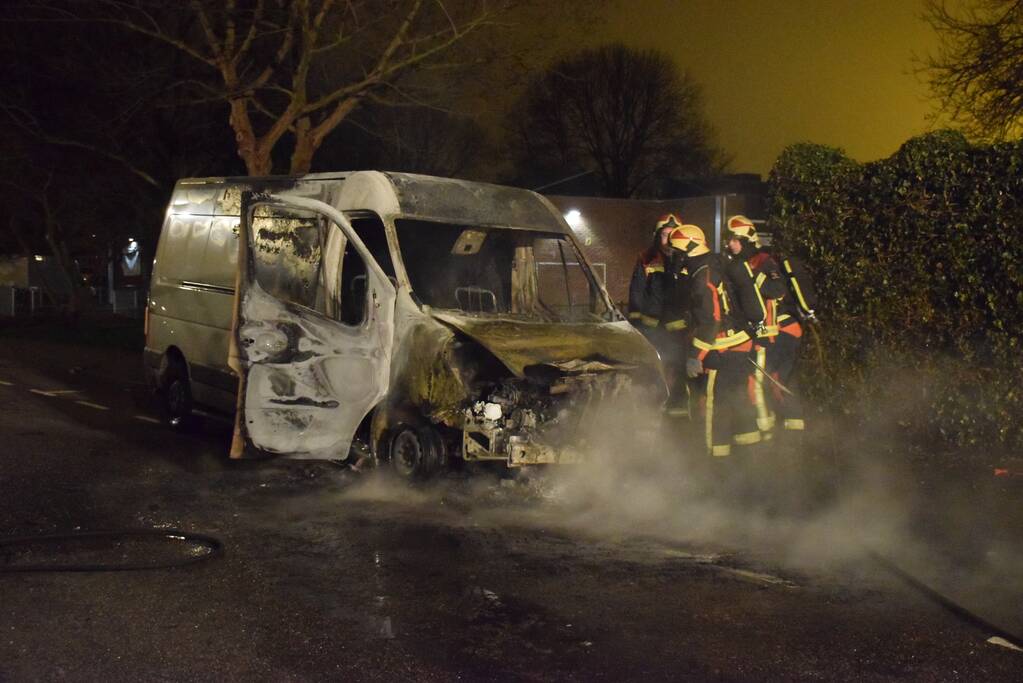 Bestelbus gaat in vlammen op