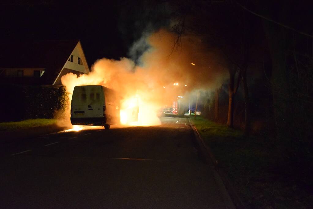 Bestelbus gaat in vlammen op