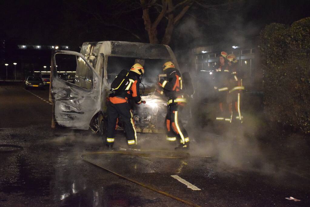 Bestelbus gaat in vlammen op