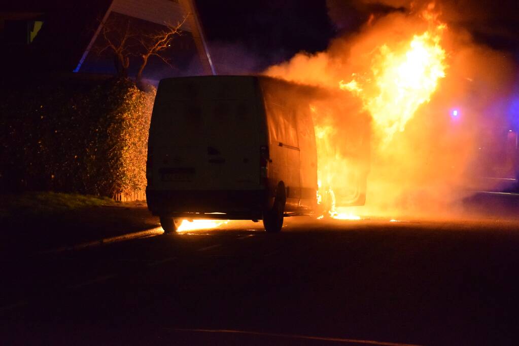 Bestelbus gaat in vlammen op