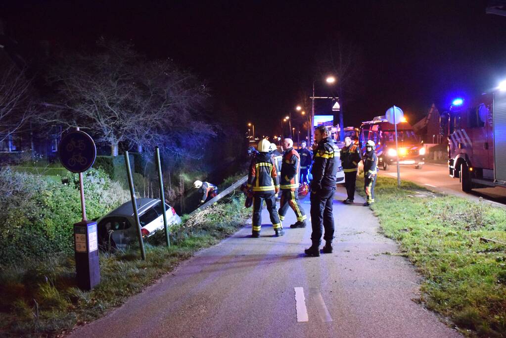 Bestuurder spoorloos na auto te water