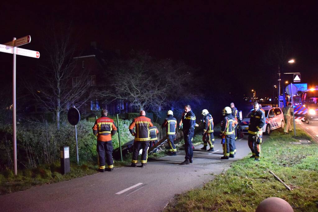 Bestuurder spoorloos na auto te water