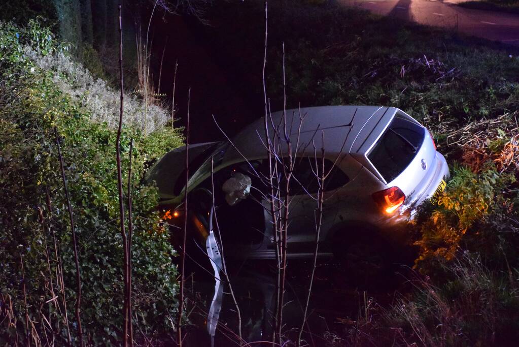 Bestuurder spoorloos na auto te water